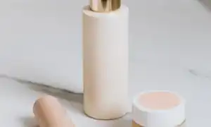 Isopropyl myristate в косметике для лица и волос: полезные свойства и применение