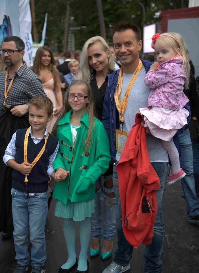 Алексей Серов с семьей