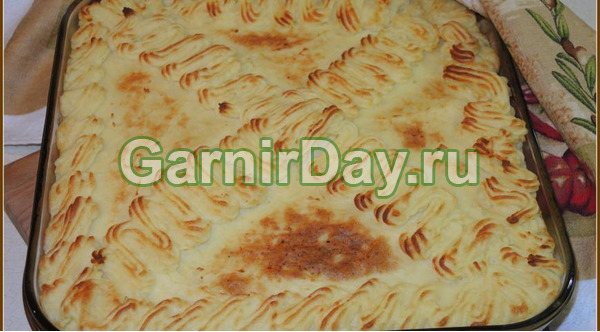 Картофельная запеканка из пюре, фарша и помидоров
