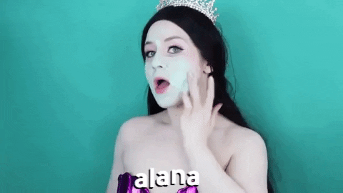 девушка с маской на лице
