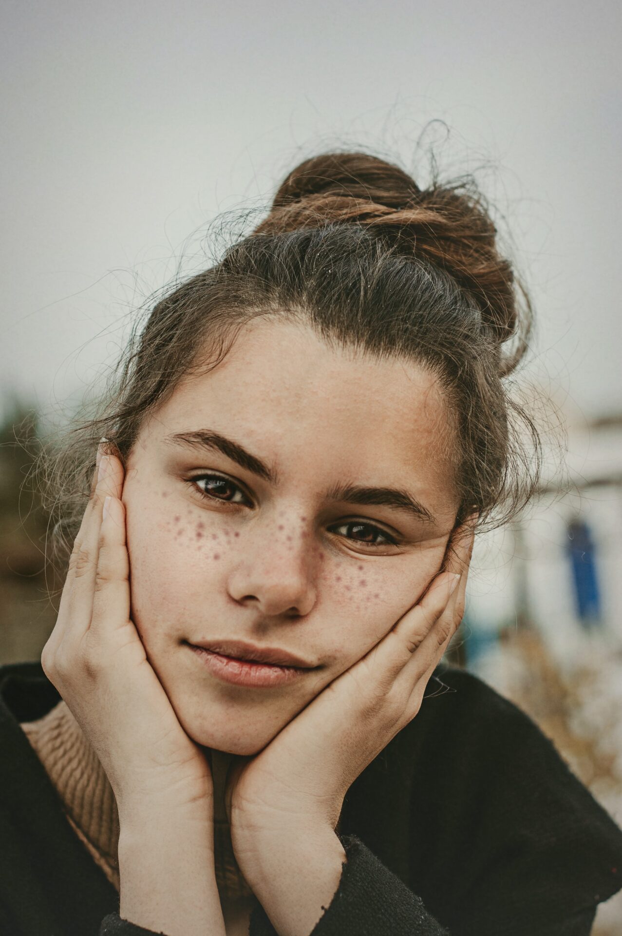 девушка с веснушками