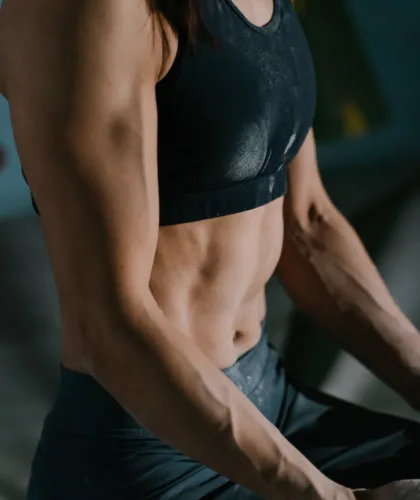 подтянутая девушка