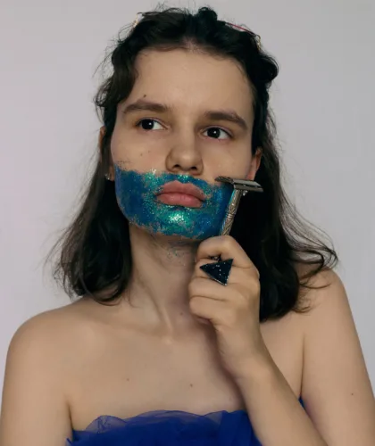 девушка бреет лицо