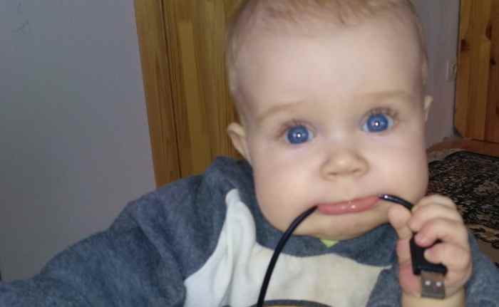 Как отучить ребенка тянуть все в рот?