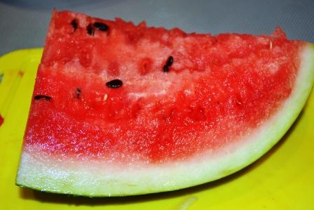 Нарезаем арбуз на длинные дольки Нарезаем арбуз на длинные дольки