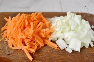 Помойте и нарежьте лук Помойте и нарежьте лук