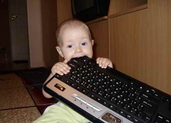 Как отучить ребенка тянуть все в рот?