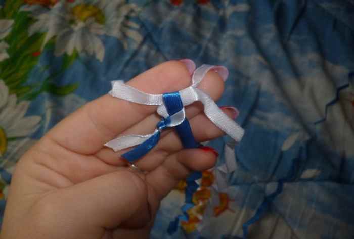 Завяжите концы двух лент