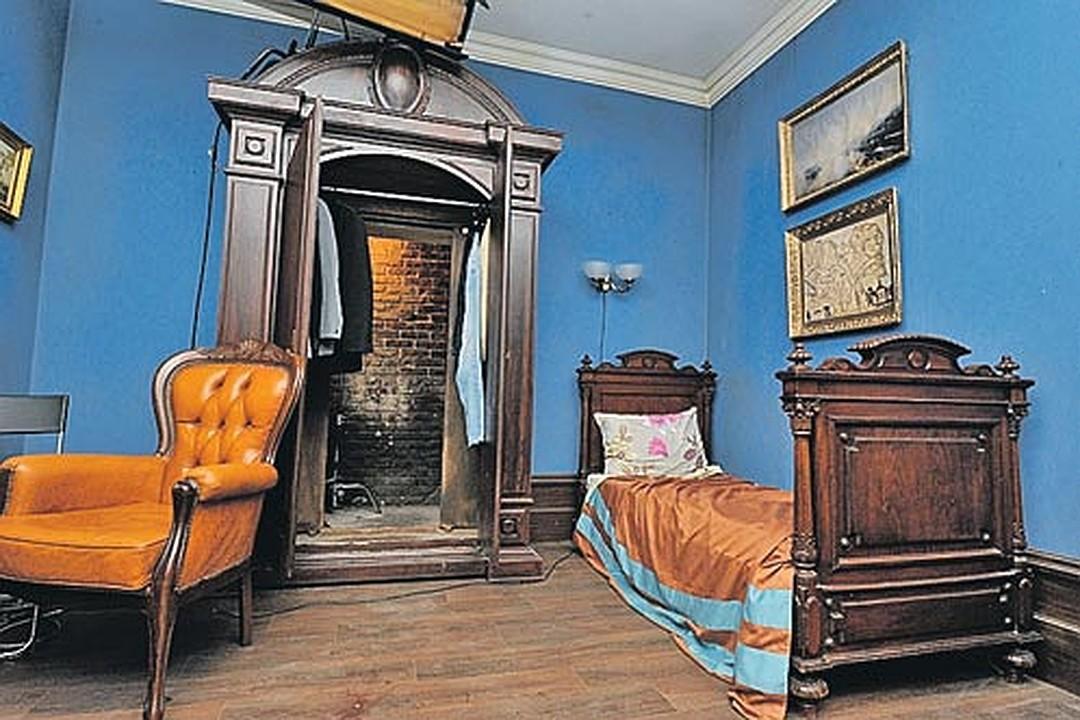 Комната Ивана Савельевича в сериале Закрытая школа