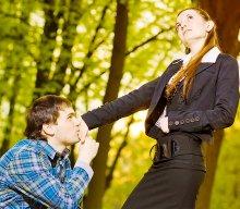 Мужчина начинает ухаживать за своей избранницей Мужчина начинает ухаживать за своей избранницей