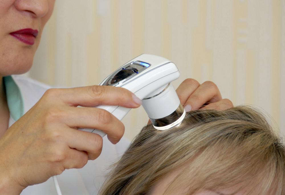 Почему выпадают волосы и как вернуть им прежнюю густоту?