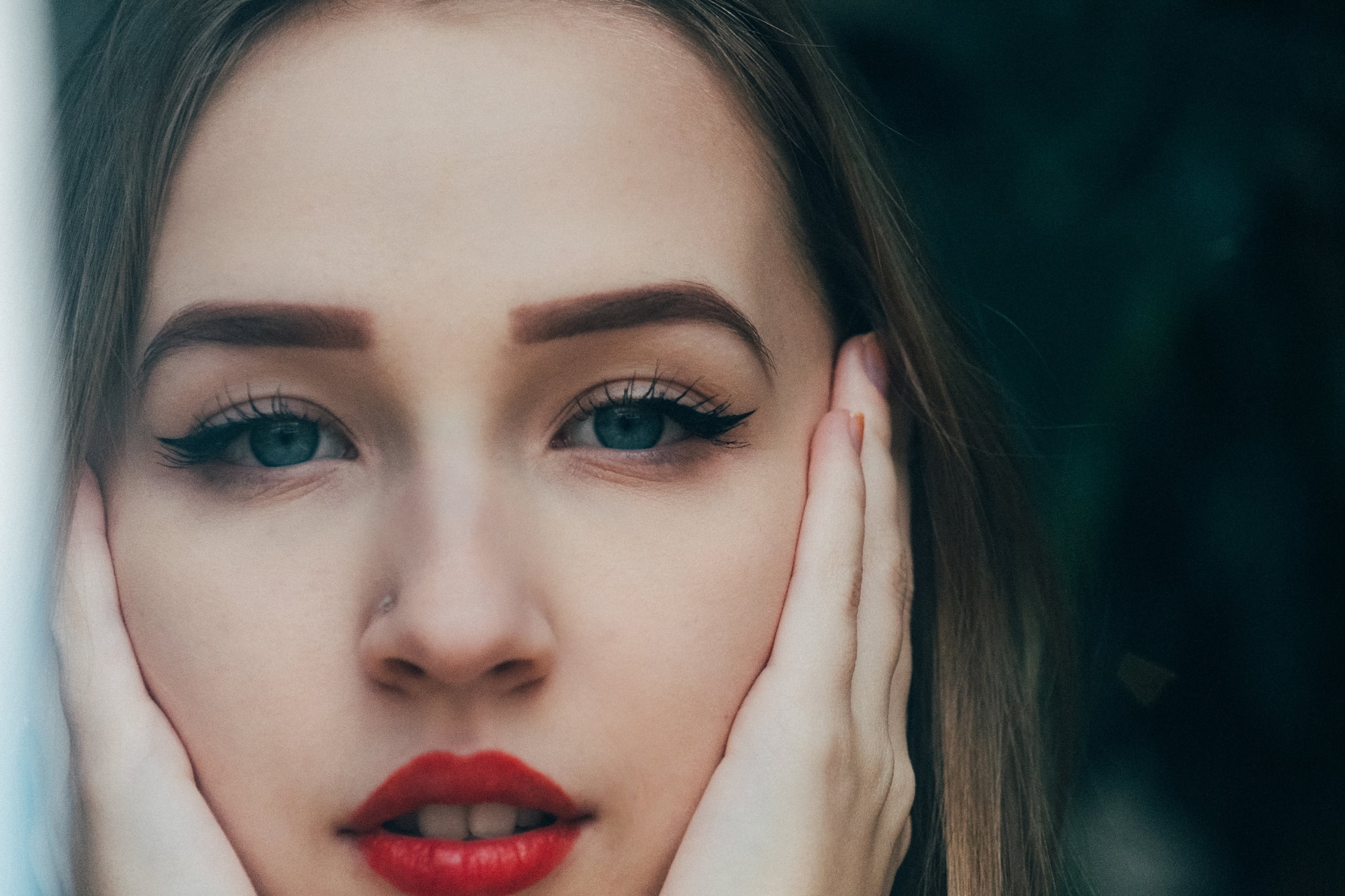 руки девушки на лице