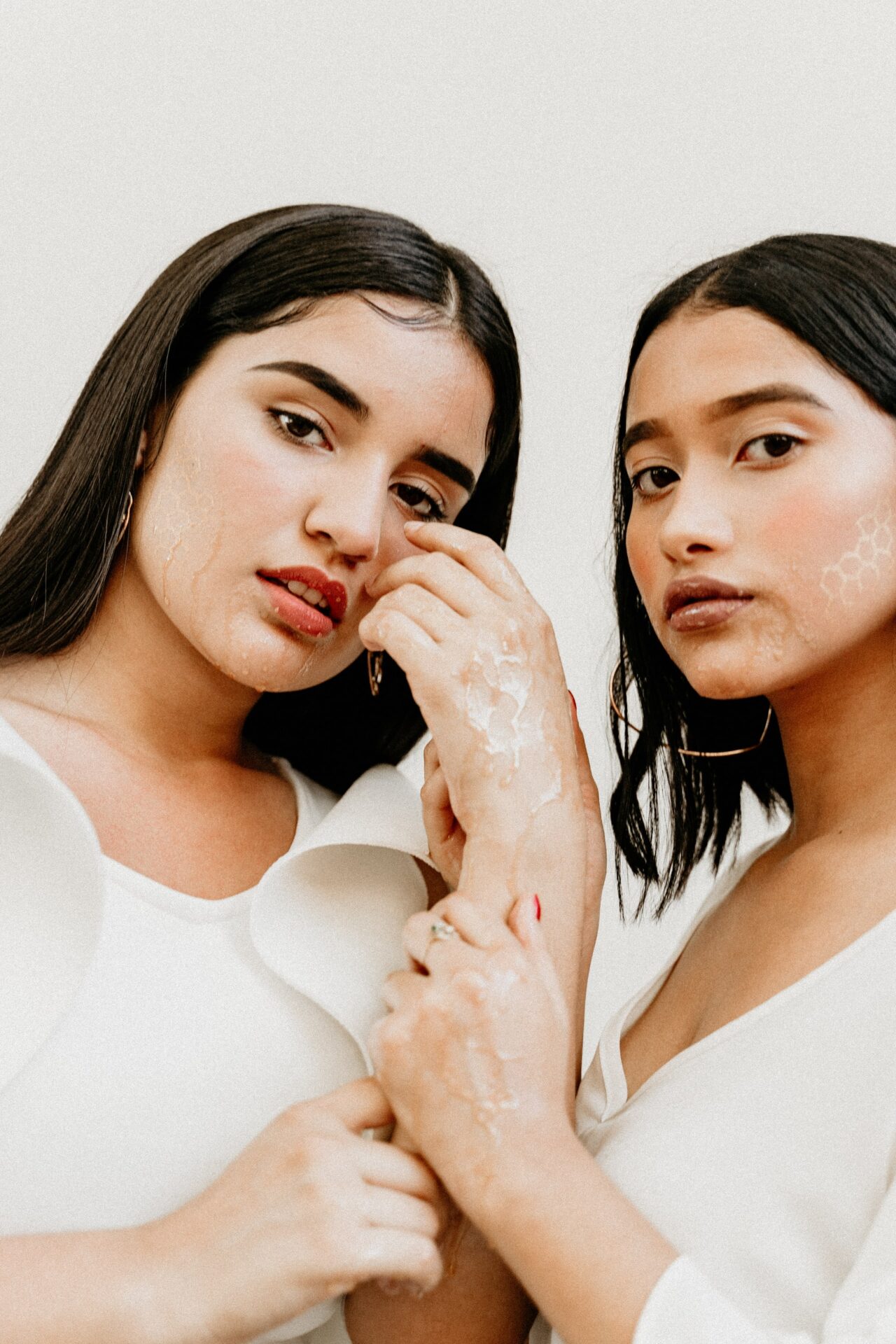 две девушки