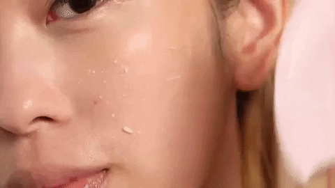 девушка протирает лицо