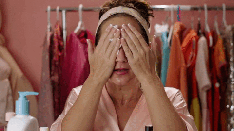 девушка намазывает крем на лицо