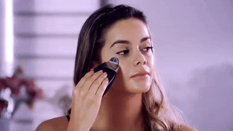 девушка занимается лицом