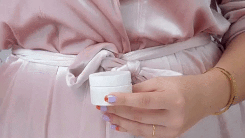 девушка открыла крем