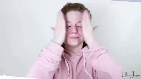 девушка наносит крем