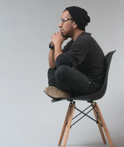 мужчина на стуле