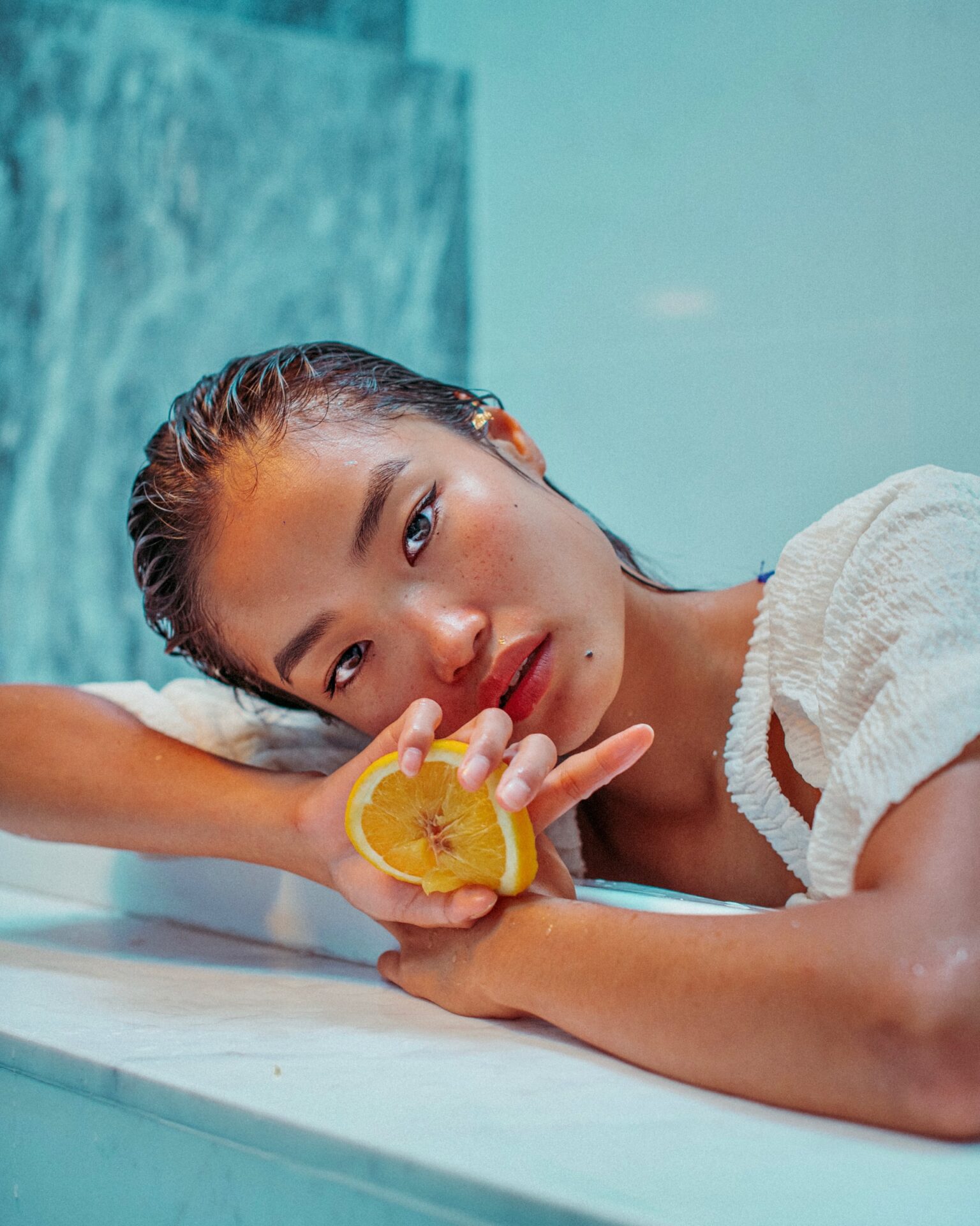 девушка с апельсином