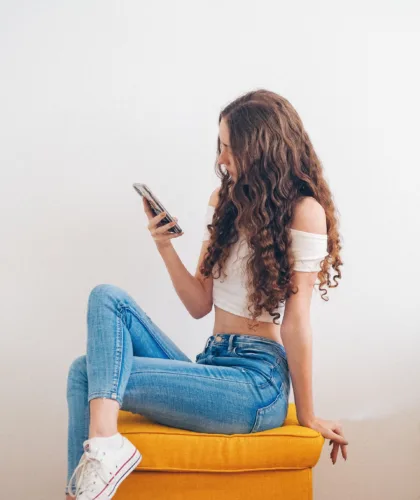 девушка с телефоном