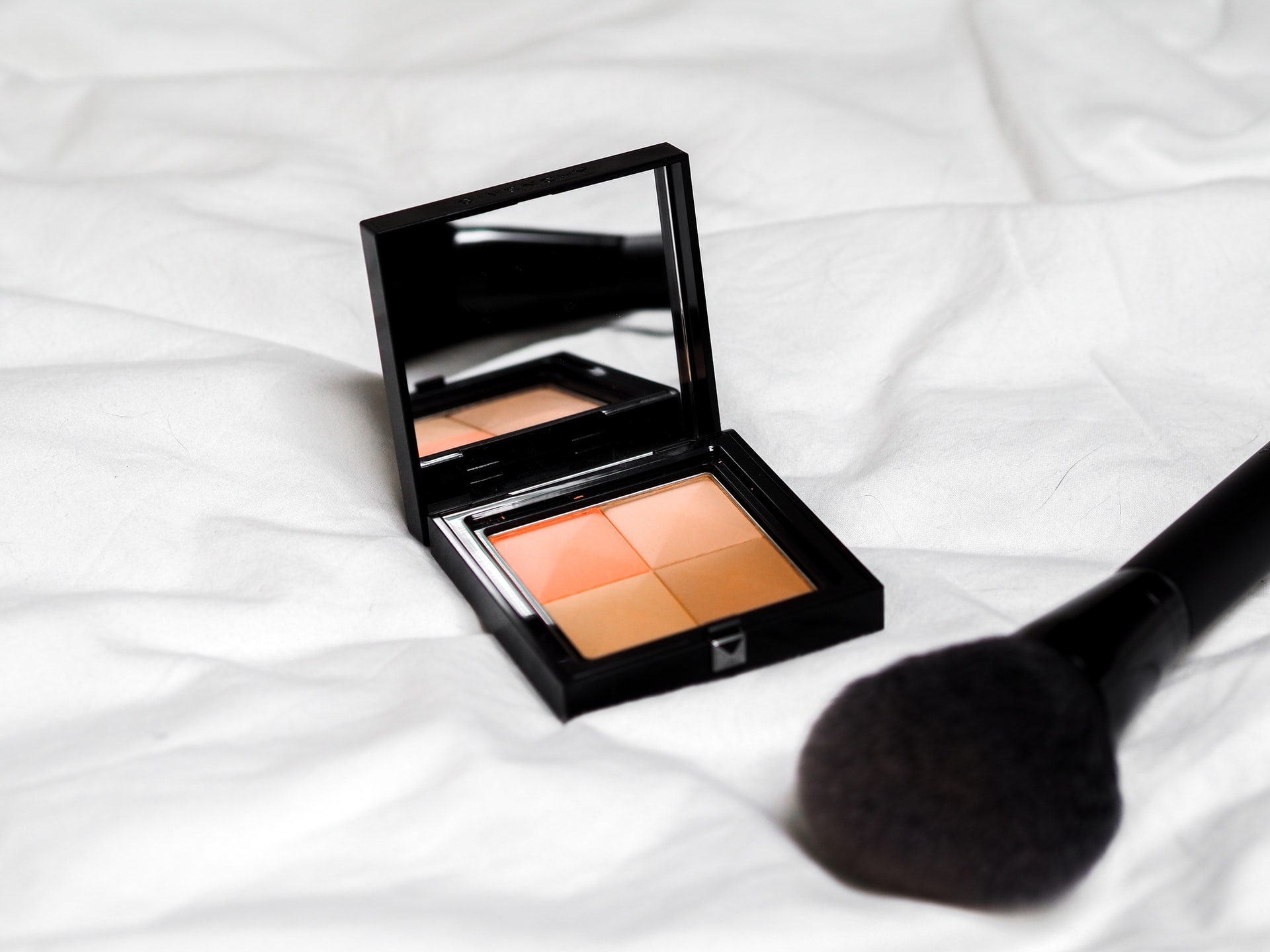 тени на кровати