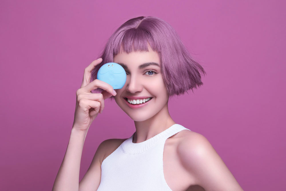 девушка с массажером