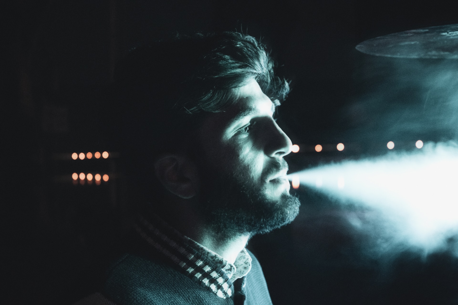 мужчина пускает дым