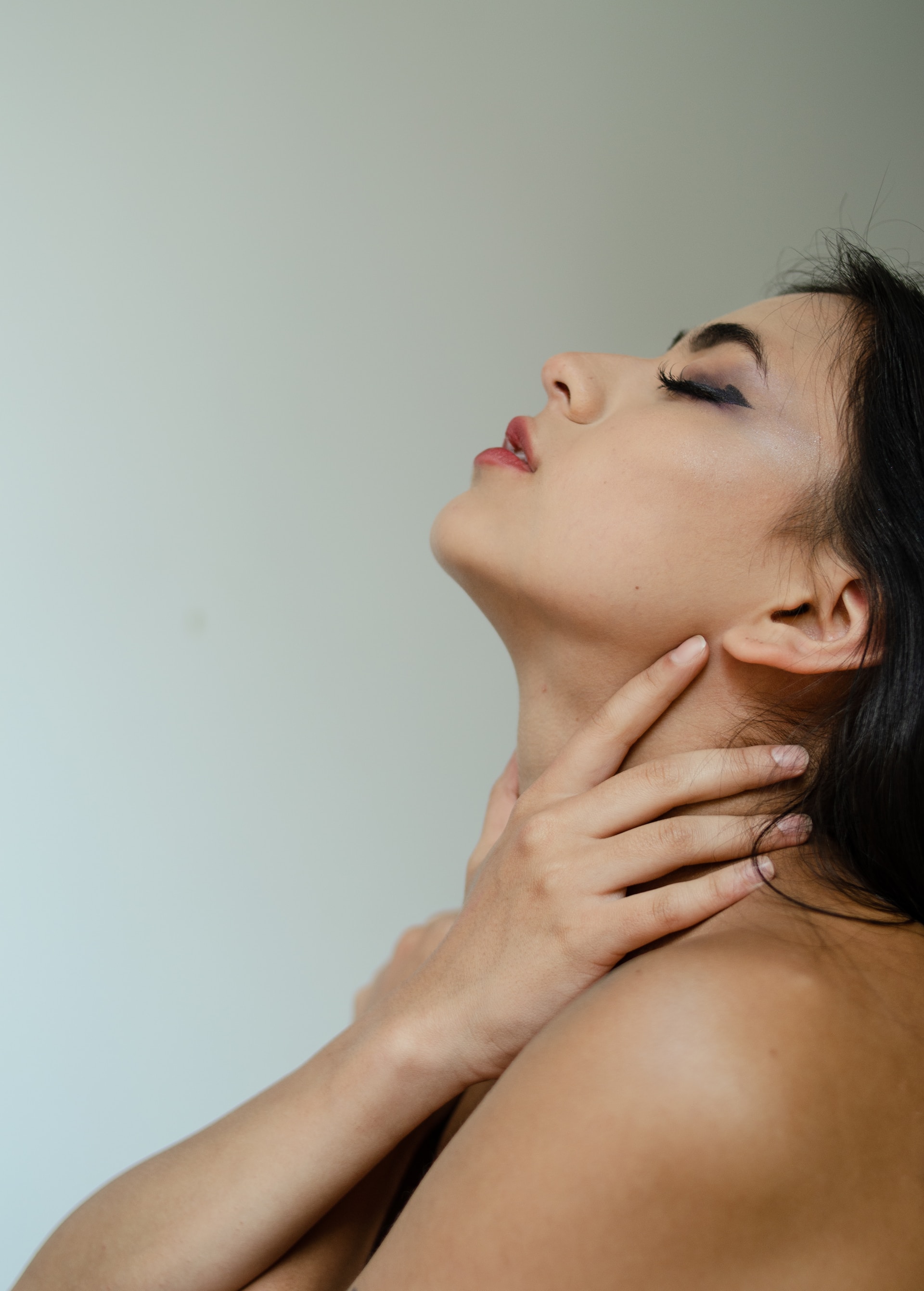 девушка держится за горло