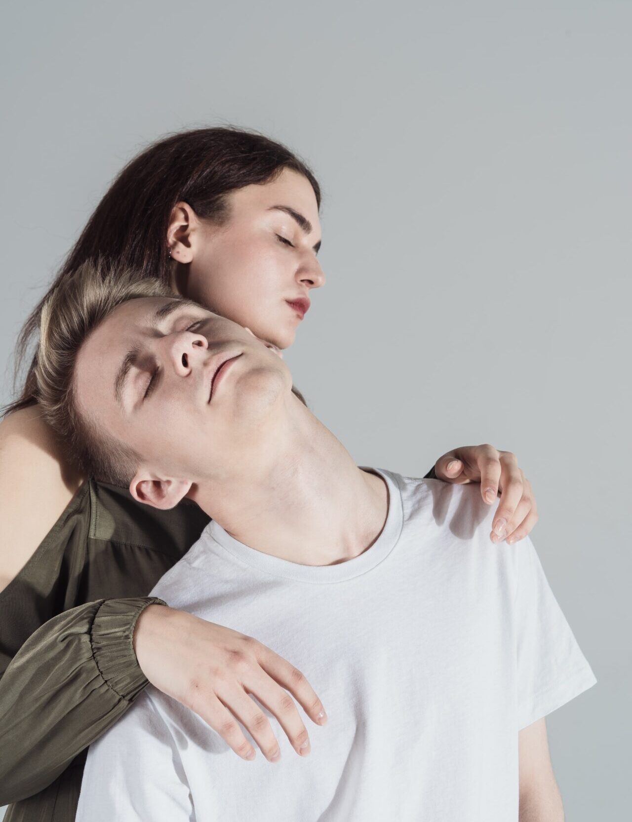 девушка обнимает парня