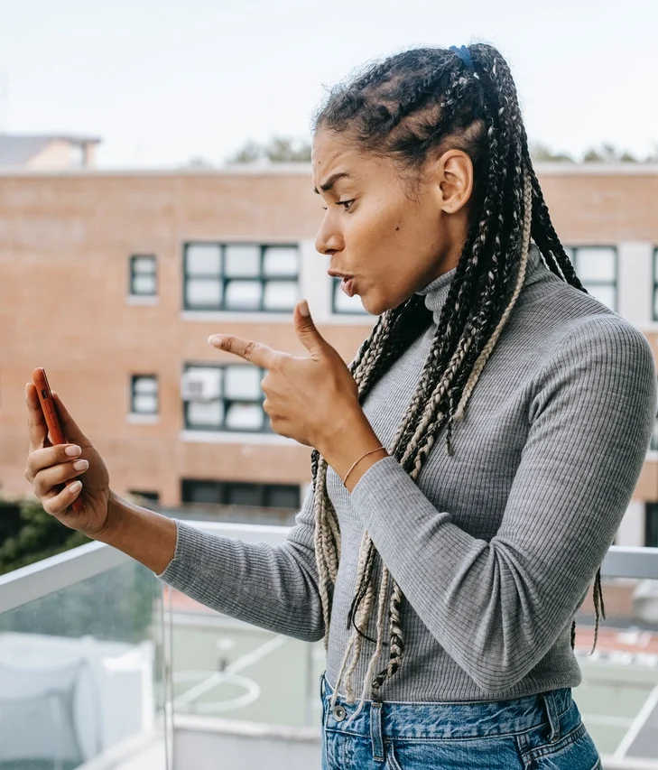 девушка ругается в телефон