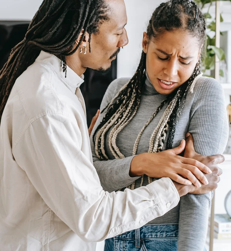 парень обижает девушку