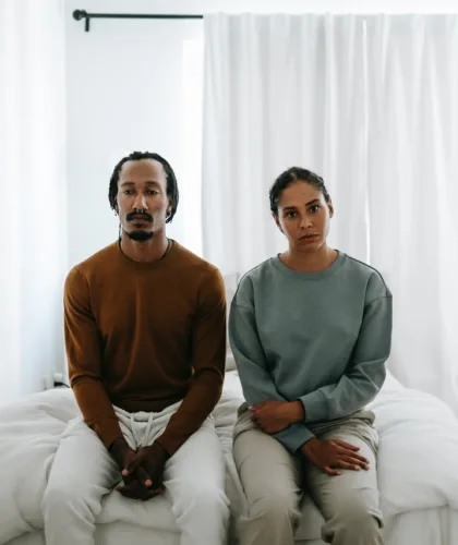 пара на кровати