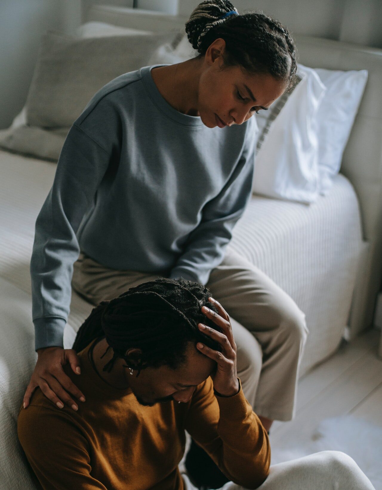 девушка утешает парня