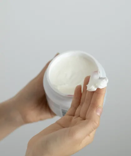 девушка с кремом