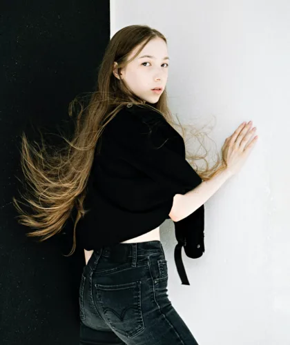 девушка с длинными волосами