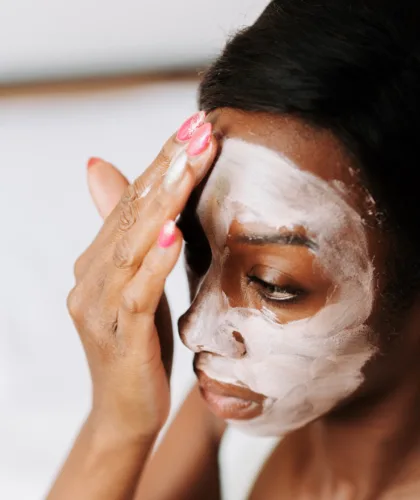 девушка с маской на лице