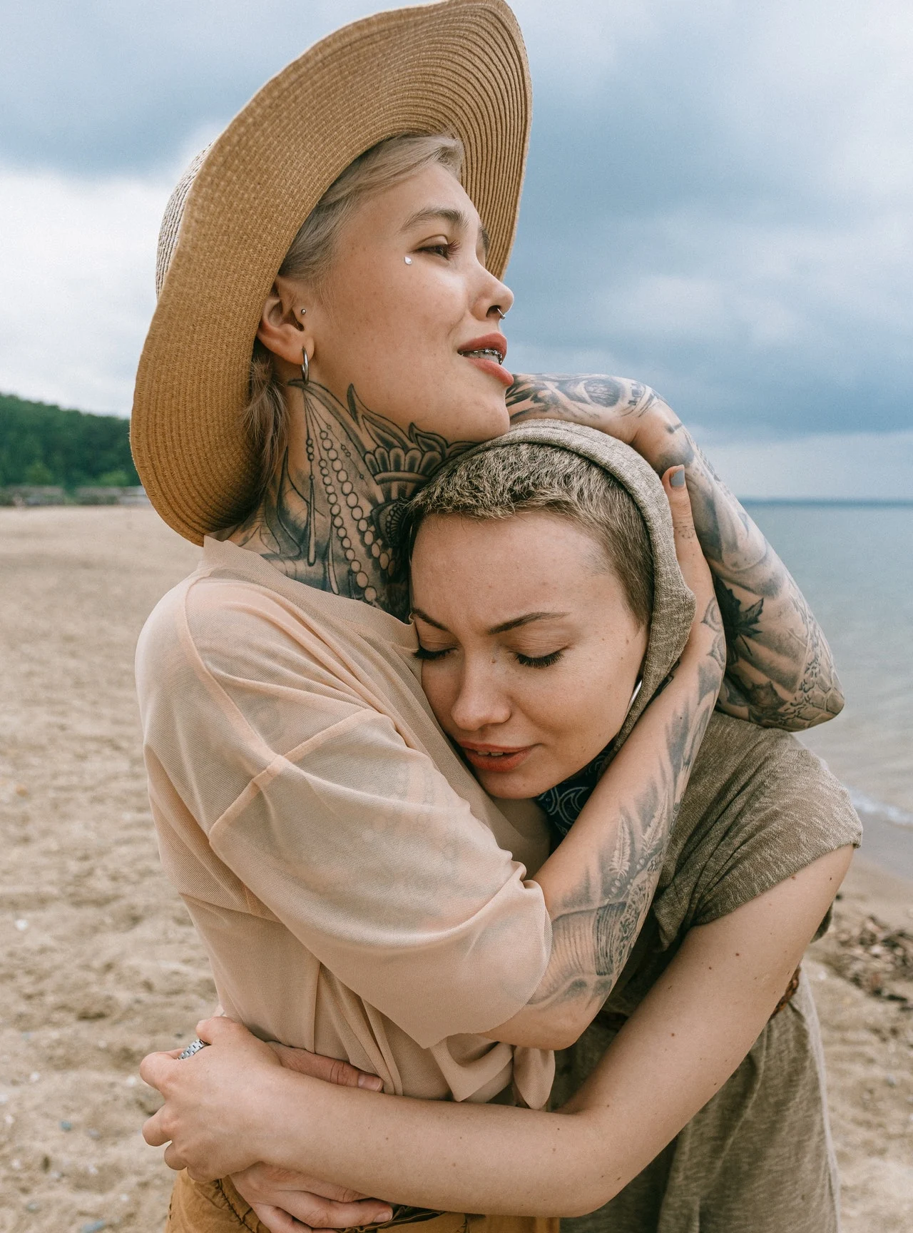 девушка утешает подругу