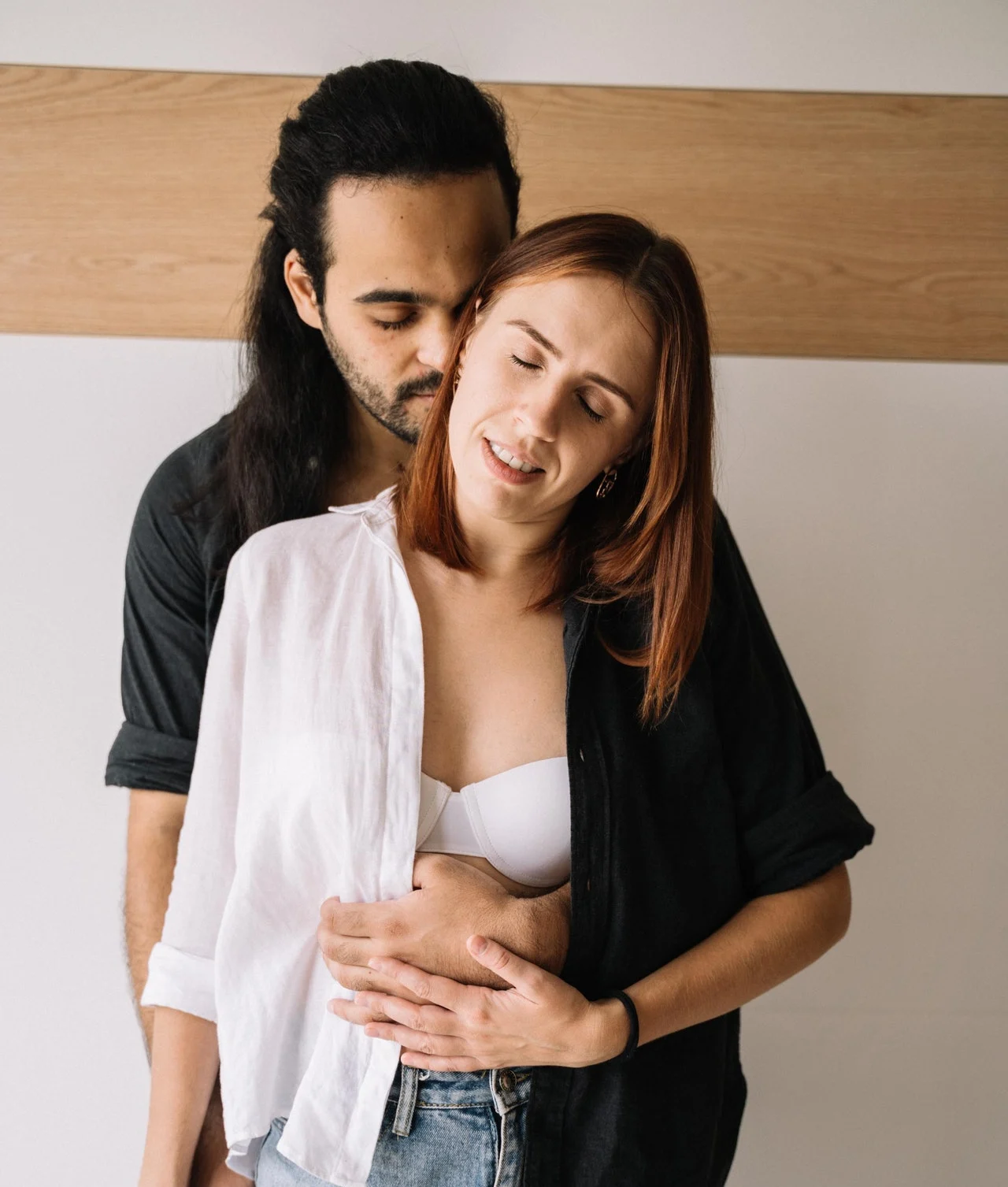 парень обнимает девушку