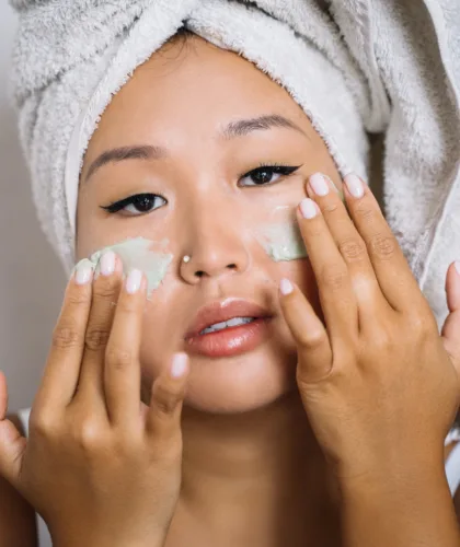 девушка наносит маску на лицо