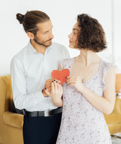 девушка и парень с сердечком