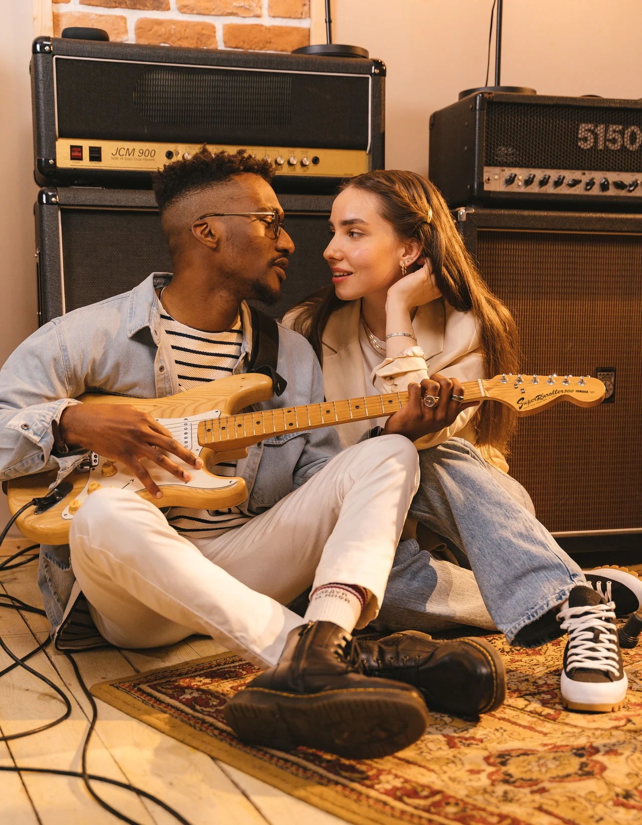 пара с гитарой