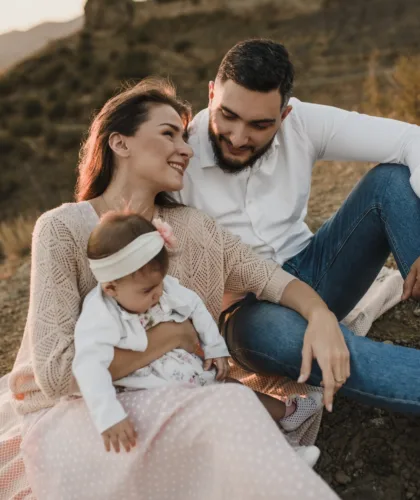 семья с ребенком на природе