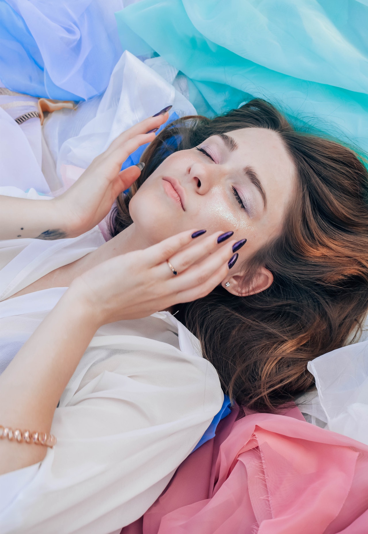 девушка трогает лицо