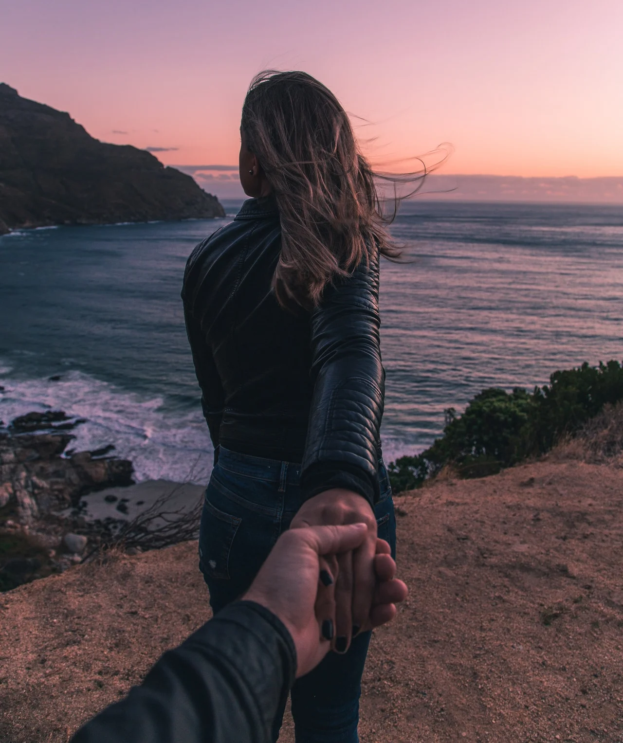 девушка ведет парня за руку