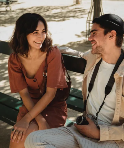 пара флиртует