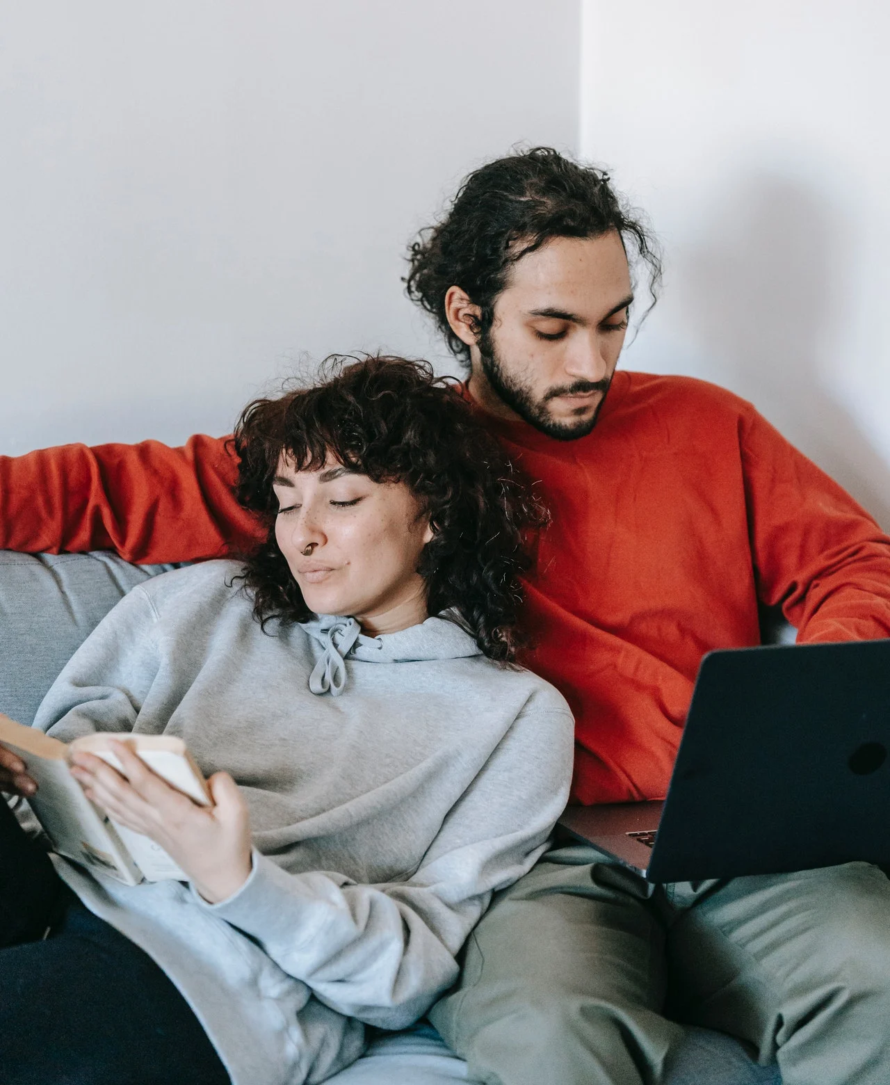 пара на диване