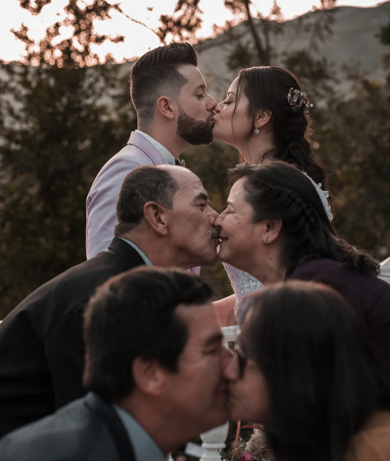 пары целуются