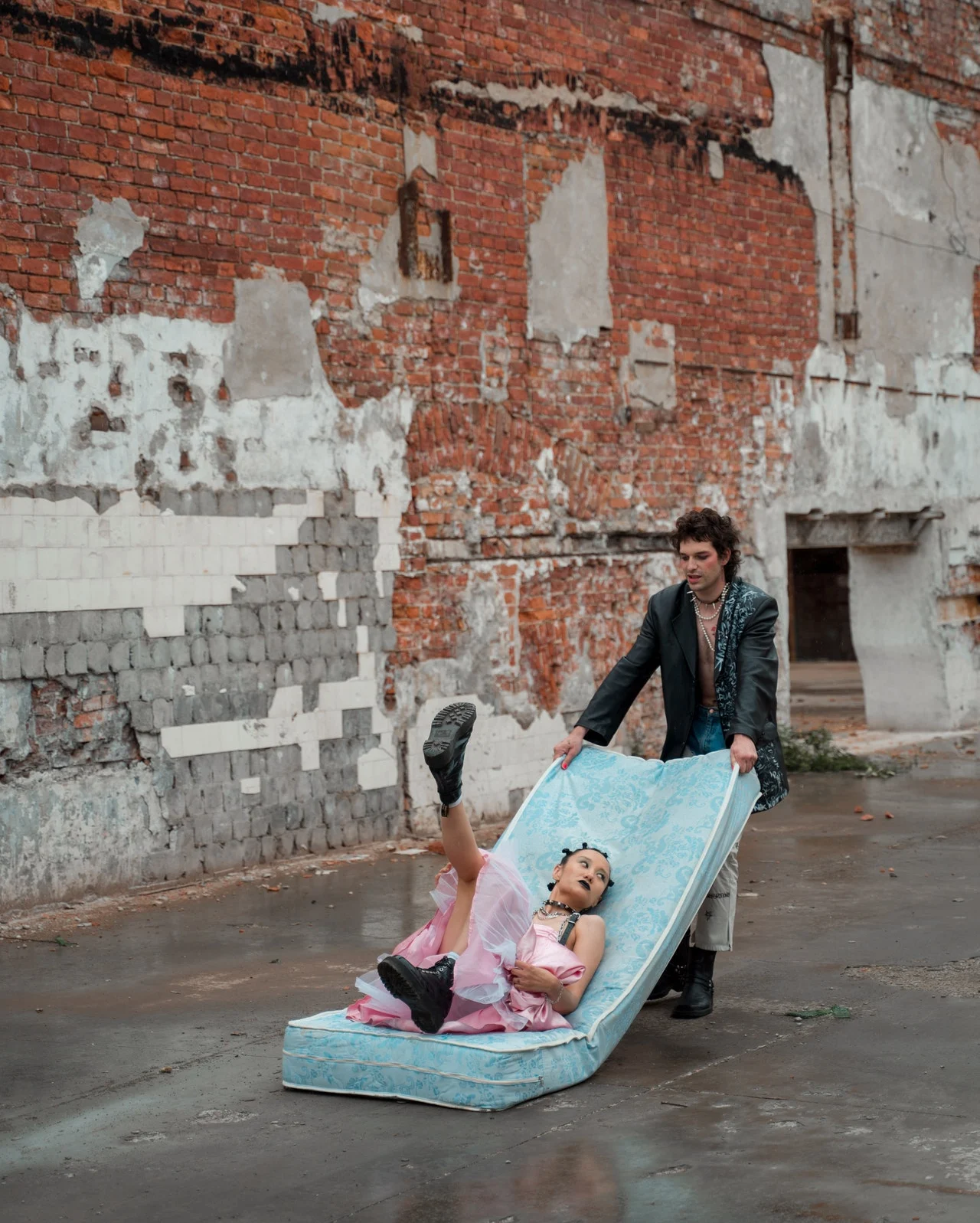 парень тащит девушку