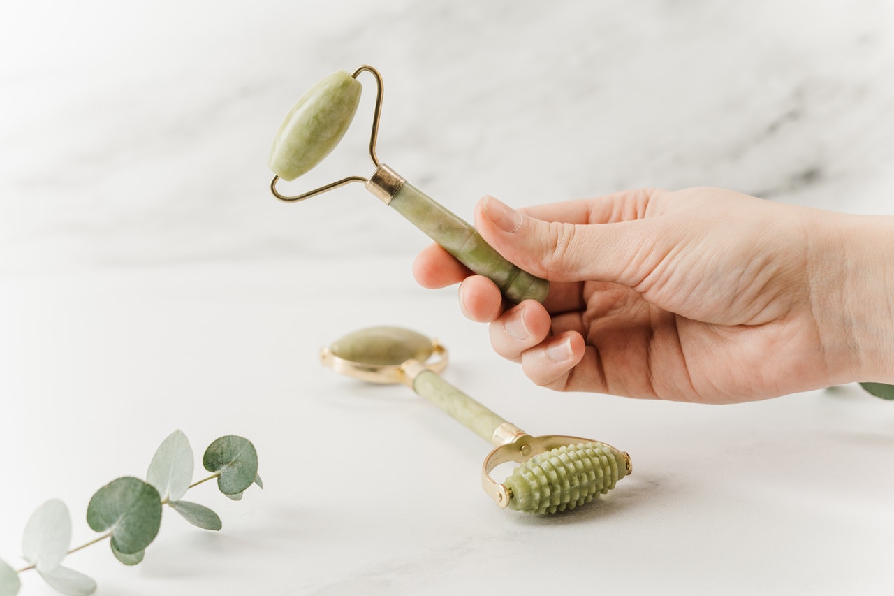 девушка с нефритовым роликом